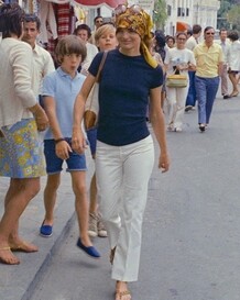 jackie o gucci bag capri sandals 70s fashion icon sunglasses