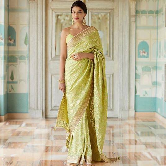 saree-poses-tips-how-to-stand