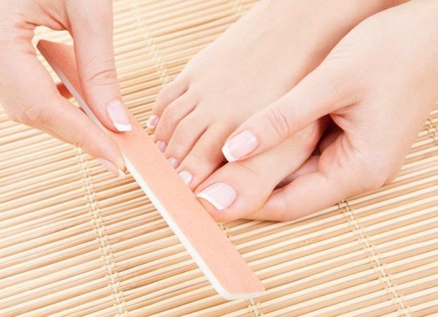 filing-clipping-feet-nails-pedicure-at-home