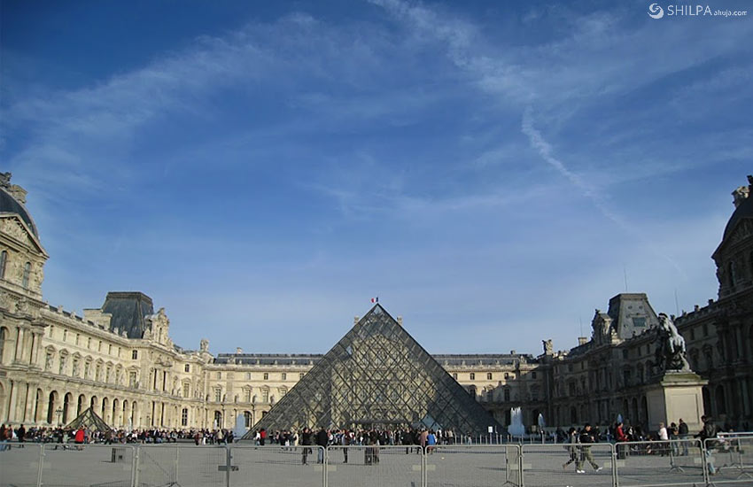 paris-louvre-museum-glass-pyramid-travel